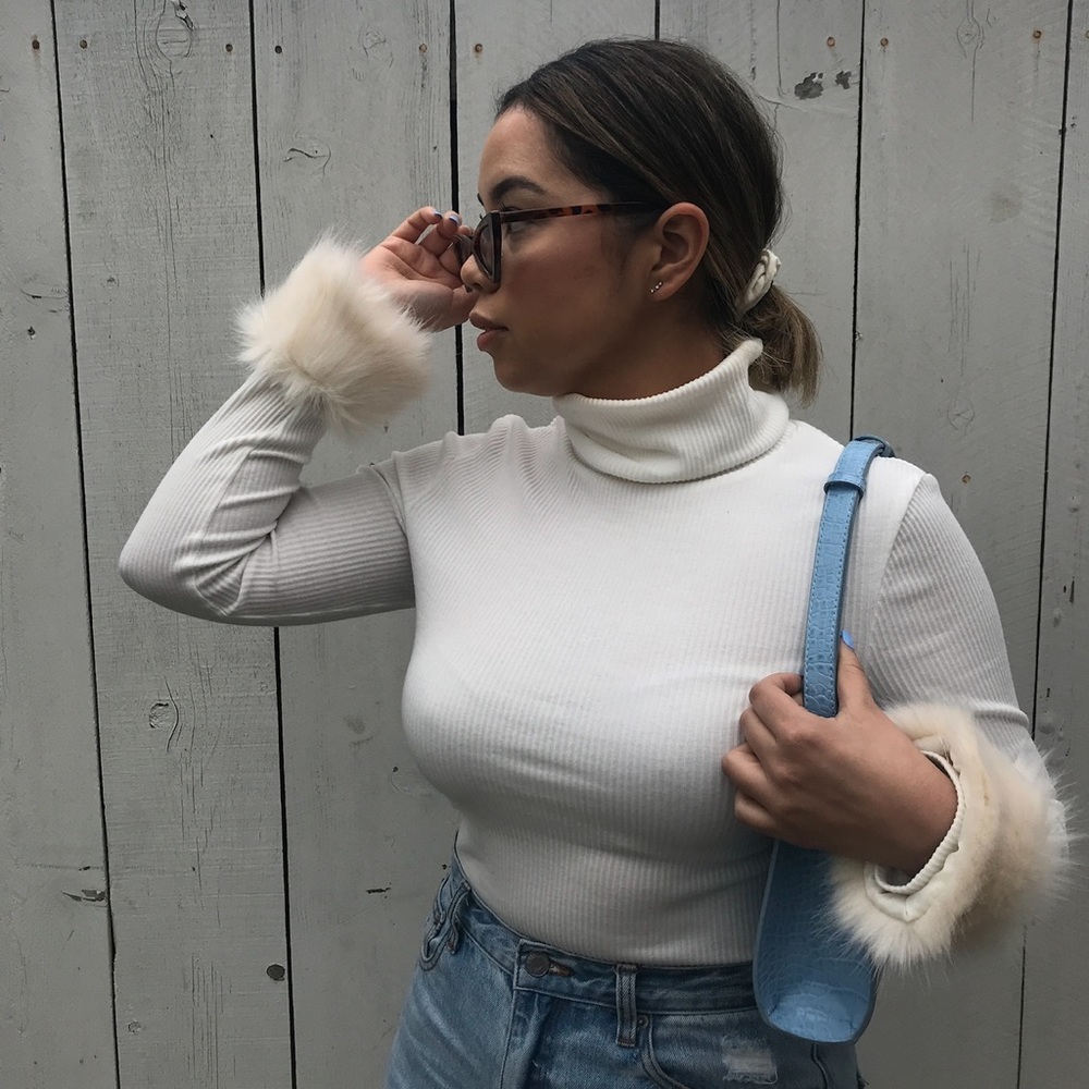Verge girl white turtle neck fur sleeve cuffs